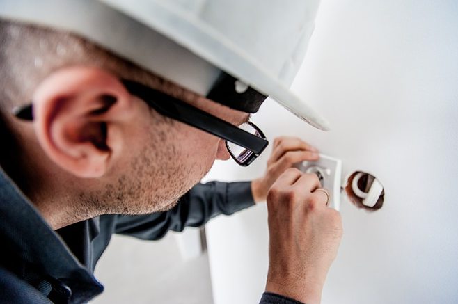 Electrician Fixing Outlet Electrician Fixing Outlet