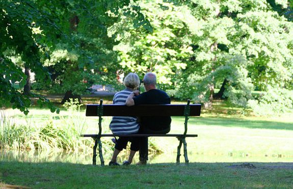 couple on bench outdoors thanks to a mobile medical alert couple on bench outdoors thanks to a mobile medical alert